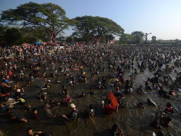 Ribuan Warga Serbu Festival Memet Ikan 2026, Dua Ton Ikan Ludes Jadi Rebutan