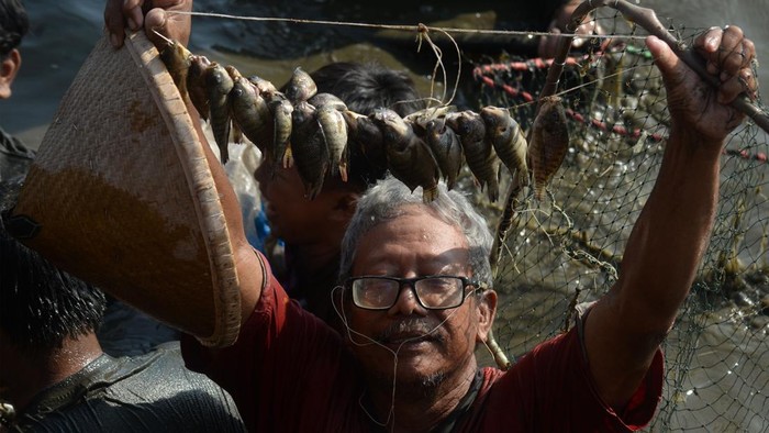 Ribuan Warga Serbu Festival Memet Ikan 2026, Dua Ton Ikan Ludes Jadi Rebutan
