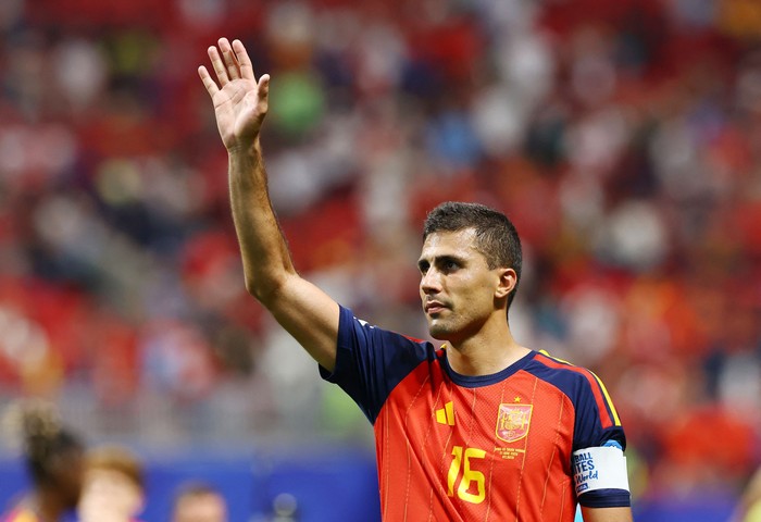 Soccer Football - FIFA World Cup 2026 - Group H - Spain v Saudi Arabia - Atlanta Stadium, Atlanta, Georgia, U.S. - June 21, 2026 Spains Rodri salutes their fans after the match REUTERS/Bernadett Szabo