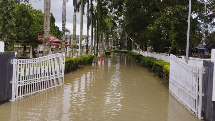 Rujab Bupati Sinjai terendam banjir.