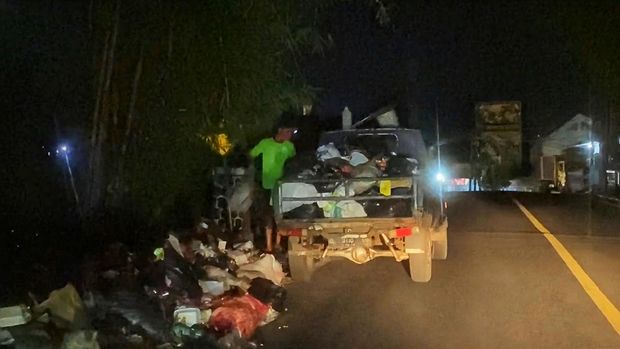 Sampah sengaja dibuang di pinggir jalan oleh oknum warga Sampah sengaja dibuang di pinggir jalan oleh oknum warga