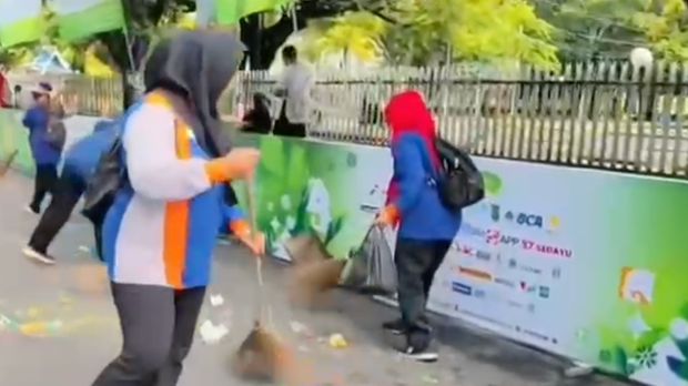Sejumlah polwan juga turun membesihkan sampah usai Riau Bhayangkara Run 2026