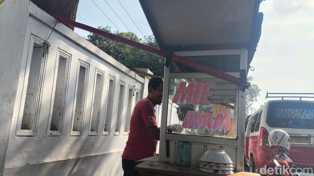 Seporsi Mi Ayam Goceng Mang Bosson Kuningan Seporsi Mi Ayam Goceng Mang Bosson Kuningan