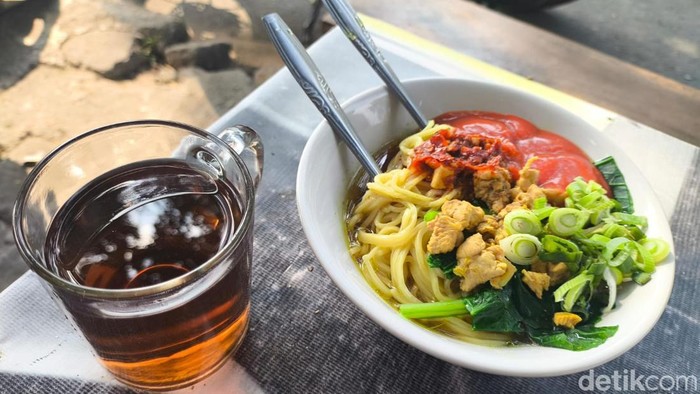 Seporsi Mi Ayam Goceng Mang Bosson Kuningan