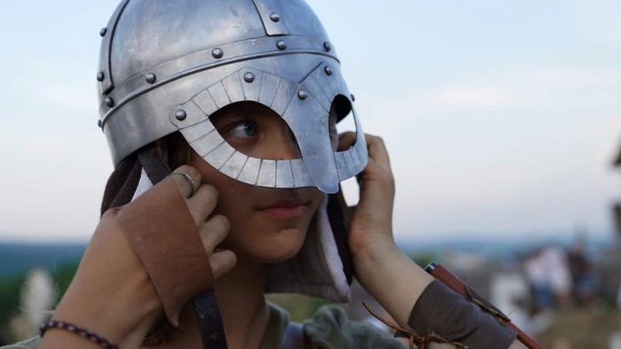 Suasana masa lalu kembali hidup di Festival Rekonstruksi Sejarah Getodava di Poiana, dekat Iasi, Rumania. Para peserta mengenakan pakaian prajurit Dacia, Goth, hingga gladiator untuk menghadirkan kembali kisah pertempuran era Romawi-Dacia yang berlangsung ribuan tahun lalu. REUTERS/Andreea Campeanu