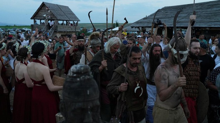 Suasana masa lalu kembali hidup di Festival Rekonstruksi Sejarah Getodava di Poiana, dekat Iasi, Rumania. Para peserta mengenakan pakaian prajurit Dacia, Goth, hingga gladiator untuk menghadirkan kembali kisah pertempuran era Romawi-Dacia yang berlangsung ribuan tahun lalu. REUTERS/Andreea Campeanu