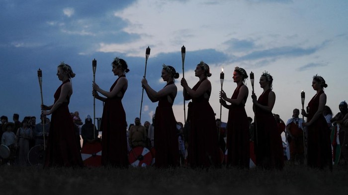 Suasana masa lalu kembali hidup di Festival Rekonstruksi Sejarah Getodava di Poiana, dekat Iasi, Rumania. Para peserta mengenakan pakaian prajurit Dacia, Goth, hingga gladiator untuk menghadirkan kembali kisah pertempuran era Romawi-Dacia yang berlangsung ribuan tahun lalu. REUTERS/Andreea Campeanu