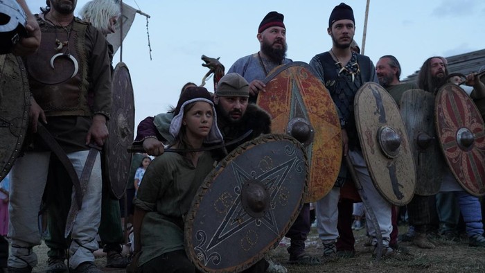 Suasana masa lalu kembali hidup di Festival Rekonstruksi Sejarah Getodava di Poiana, dekat Iasi, Rumania. Para peserta mengenakan pakaian prajurit Dacia, Goth, hingga gladiator untuk menghadirkan kembali kisah pertempuran era Romawi-Dacia yang berlangsung ribuan tahun lalu. REUTERS/Andreea Campeanu
