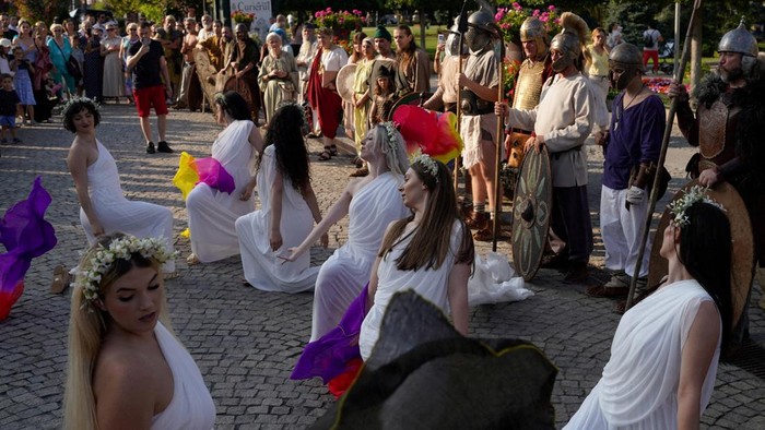 Suasana masa lalu kembali hidup di Festival Rekonstruksi Sejarah Getodava di Poiana, dekat Iasi, Rumania. Para peserta mengenakan pakaian prajurit Dacia, Goth, hingga gladiator untuk menghadirkan kembali kisah pertempuran era Romawi-Dacia yang berlangsung ribuan tahun lalu. REUTERS/Andreea Campeanu