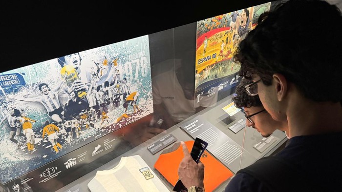 Pengunjung mengamati benda-benda memorabilia yang dipamerkan di ekshibisi FIFA Museum bertajuk “Legacies of Champions” di Gedung 50 Rockfeller Plaza, New York, Amerika Serikat (AS), Jumat (17/7/2026) waktu setempat. Pameran yang digelar selama berlangsungnya Piala Dunia 2026 tersebut memamerkan sejumlah barang-barang memorabilia tentang Piala Dunia 1930 hingga Piala Dunia 2022. ANTARA FOTO/Michael Siahaan