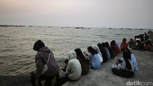 Tambaklorok Semarang Pemandangan tanggul laut yang bersolek mural dan lokasi memburu senja di Kampung Tambak Lorok, Kecamatan Semarang Utara, Kota Semarang, Sabtu (18/7/2026)