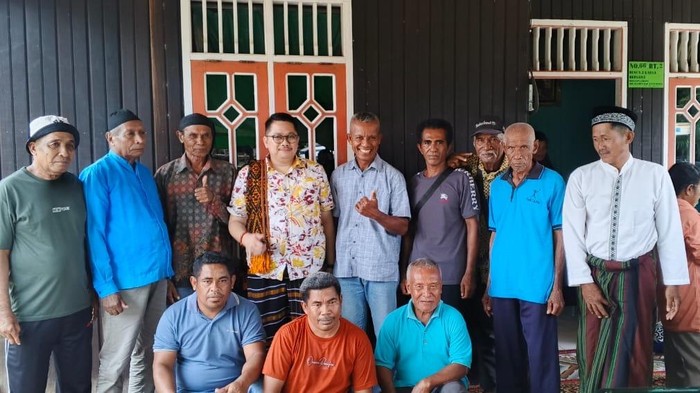 Tiga petani sawit di Kutim yang dituduh mencuri buah sawit bersama kuasa hukumnya.