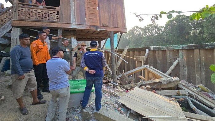 Tim Pemkab Muba meninjau lokasi rumah warga roboh.