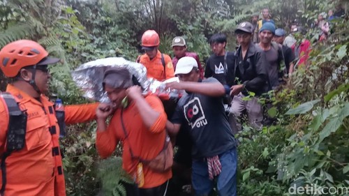 Tim SAR mengevakuasi pendaki yang pingsan saat mendaki Gunung Agung, Karangasem, Bali, Sabtu (18/7/2026).