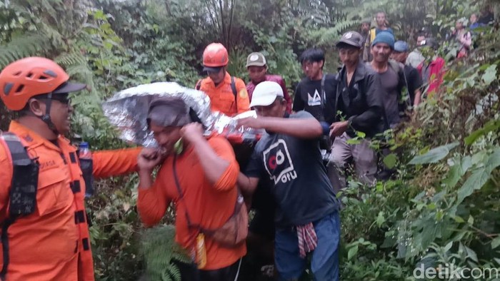 Tim SAR mengevakuasi pendaki yang pingsan saat mendaki Gunung Agung, Karangasem, Bali, Sabtu (18/7/2026).