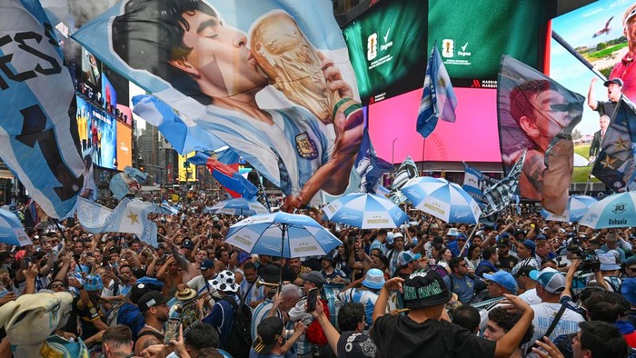 Sejumlah pendukung Tim Nasional Argentina berkumpul sehari menjelang pertandingan babak final Piala Dunia 2026 di kawasan Times Square, New York, Amerika Serikat, Sabtu (18/7/2026) waktu setempat. Mereka akan mendukung kesebelasan Argentina yang bert