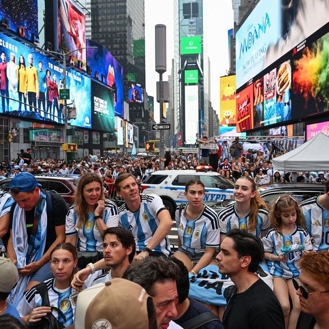 Times Square Membiru, Suporter Argentina Padati Jantung New York Jelang Final Piala Dunia