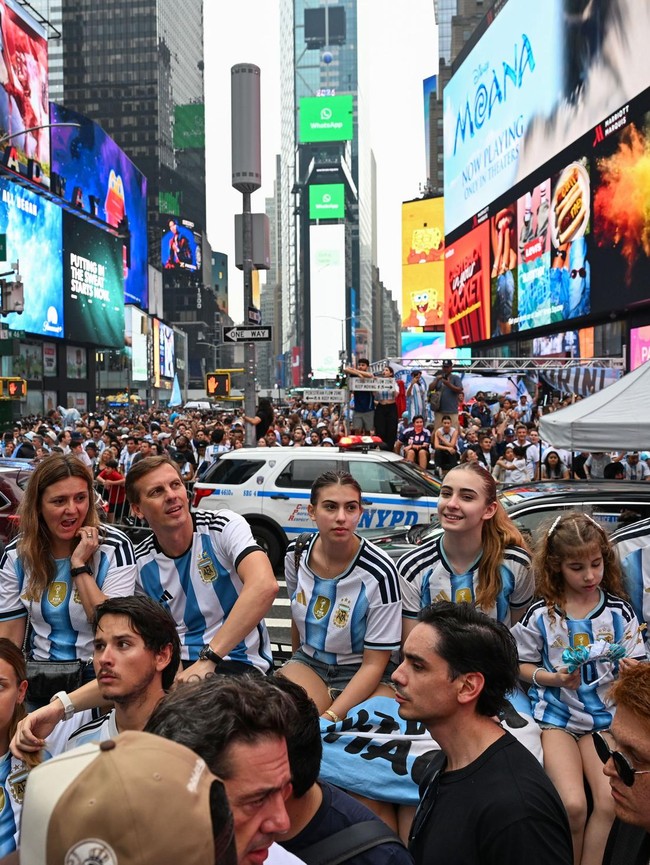 Times Square Membiru, Suporter Argentina Padati Jantung New York Jelang Final Piala Dunia