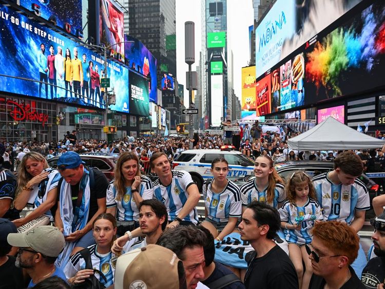 Times Square Membiru, Suporter Argentina Padati Jantung New York Jelang Final Piala Dunia