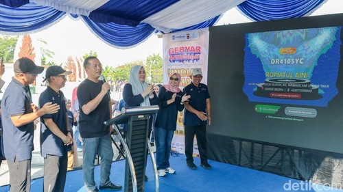 Gubernur NTB Lalu Muhamad Iqbal saat melakukan undian hadiah emas kepada masyarakat taat pajak. (Dok. Pemprov NTB).