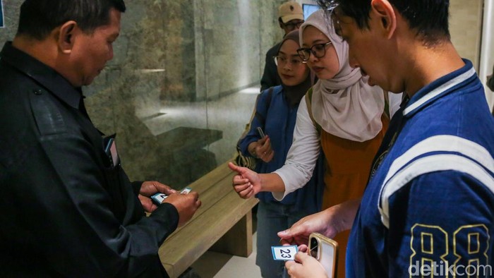 Perpustakaan Jakarta Nyi Ageng Serang di kawasan Kuningan, Jakarta Selatan, kembali menjadi magnet bagi warga setelah resmi dibuka kembali pada 7 Juli 2026 usai menjalani proses revitalisasi. Antusiasme masyarakat begitu tinggi hingga pengunjung memadati perpustakaan, terutama pada akhir pekan, Minggu (19/7/2026).