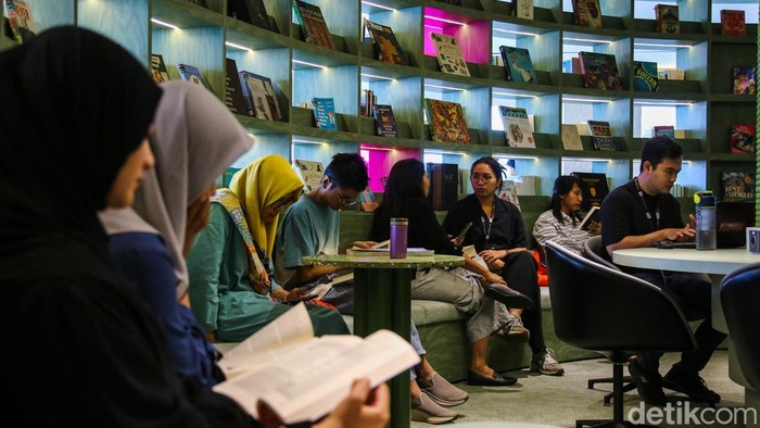 Perpustakaan Jakarta Nyi Ageng Serang di kawasan Kuningan, Jakarta Selatan, kembali menjadi magnet bagi warga setelah resmi dibuka kembali pada 7 Juli 2026 usai menjalani proses revitalisasi. Antusiasme masyarakat begitu tinggi hingga pengunjung memadati perpustakaan, terutama pada akhir pekan, Minggu (19/7/2026).