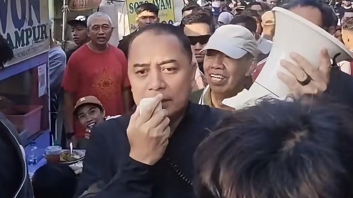 Walkot Eri Cahyadi saat mengumumkan tentang dugaan pungli di CFD Taman Bungkul Surabaya.