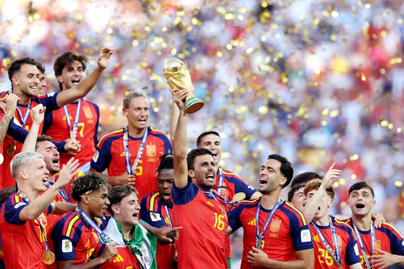 16 Tahun Menanti, Spanyol Akhirnya Juara Dunia Lagi Soccer Football - FIFA World Cup 2026 - Final - Spain v Argentina - New York/New Jersey Stadium, East Rutherford, New Jersey, U.S. - July 19, 2026 Spain's Rodri lifts the World Cup trophy alongside teammates as they celebrate winning the World Cup REUTERS/Amanda Perobelli