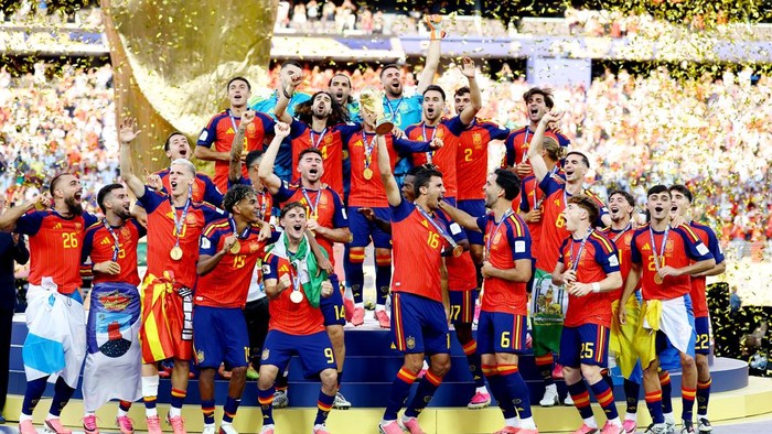 Soccer Football - FIFA World Cup 2026 - Final - Spain v Argentina - New York/New Jersey Stadium, East Rutherford, New Jersey, U.S. - July 19, 2026 Spains Rodri lifts the trophy with teammates after winning the World Cup REUTERS/Kai Pfaffenbach