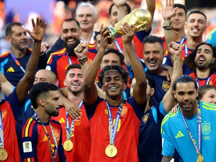 Soccer Football - FIFA World Cup 2026 - Final - Spain v Argentina - New York/New Jersey Stadium, East Rutherford, New Jersey, U.S. - July 19, 2026 Spains Lamine Yamal lifts the World Cup trophy alongside teammates as they celebrate winning the World Cup REUTERS/Hannah Mckay     TPX IMAGES OF THE DAY