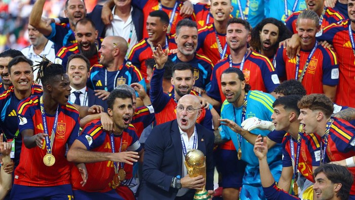 Soccer Football - FIFA World Cup 2026 - Final - Spain v Argentina - New York/New Jersey Stadium, East Rutherford, New Jersey, U.S. - July 19, 2026 Spain coach Luis De La Fuente lifts the World Cup trophy alongside Spain players as they celebrate winning the World Cup REUTERS/Hannah Mckay
