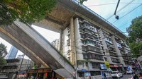 Jembatan Shuikousi ini selesai dibangun pada 1997. Dua tahun kemudian, sekitar 10 tower apartemen dibangun sebagai tempat tinggal sewa dengan harga yang murah dan proyek perumahan relokasi. Lama-lama banyak bangunan yang dibangun di sisa lahan kosong di bawah jembatan itu. Foto: NurPhoto via Getty Images/NurPhoto
