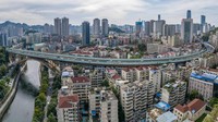 Lokasi apartemen itu ada di bawah Jembatan Shuikousi atau Jambatan Layang Shuikousi, Guiyang, China. Pemerintah Guiyang memanfaatkan lahan kosong di bawah jembatan itu karena keterbatasan lahan di pusat kota. Foto: NurPhoto via Getty Images/NurPhoto