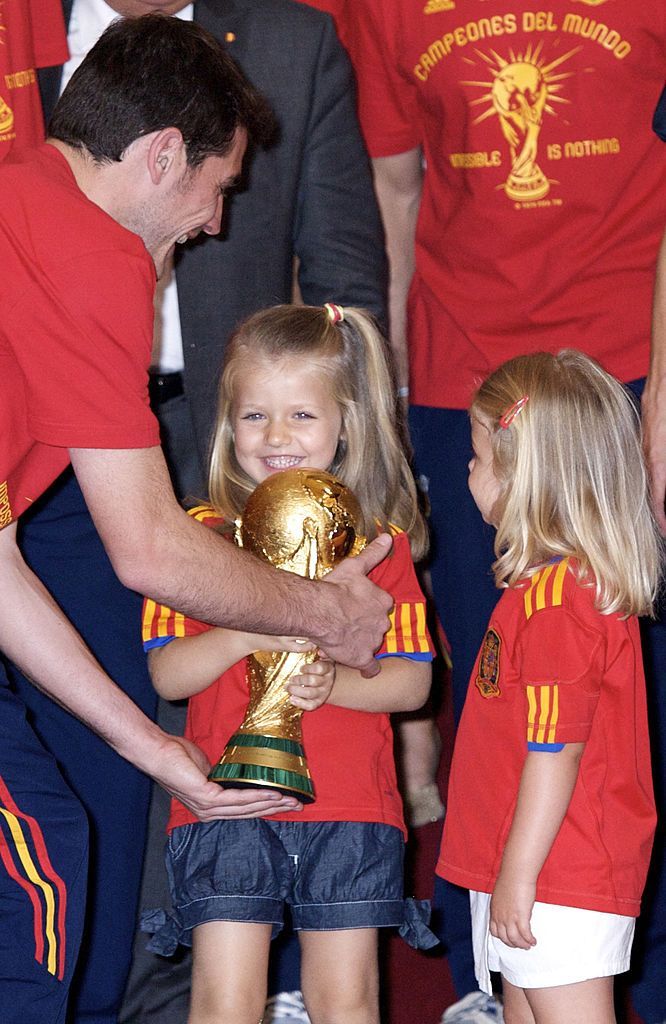 EAST RUTHERFORD, NEW JERSEY - JULY 19: Princess Sofia of Spain lifts the trophy while Princess Leonor of Spain and Lamine Yamal #19 of Spain watch at the award ceremony following the FIFA World Cup 2026 Final match between Spain and Argentina at New York New Jersey Stadium on July 19, 2026 in East Rutherford, New Jersey. (Photo by Carl Recine/Getty Images)