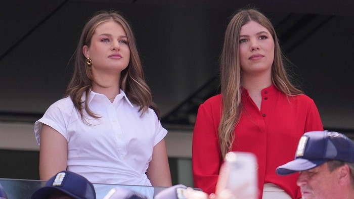 EAST RUTHERFORD, NEW JERSEY - JULY 19: Princess Sofia of Spain lifts the trophy while Princess Leonor of Spain and Lamine Yamal #19 of Spain watch at the award ceremony following the FIFA World Cup 2026 Final match between Spain and Argentina at New York New Jersey Stadium on July 19, 2026 in East Rutherford, New Jersey. (Photo by Carl Recine/Getty Images)