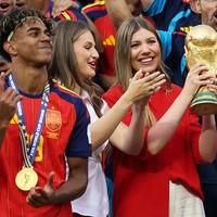 Gaya Calon Ratu Spanyol Cetak Sejarah Angkat Trofi Piala Dunia 2 Kali