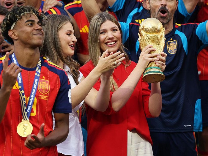 EAST RUTHERFORD, NEW JERSEY - JULY 19: Princess Sofia of Spain lifts the trophy while Princess Leonor of Spain and Lamine Yamal #19 of Spain watch at the award ceremony following the FIFA World Cup 2026 Final match between Spain and Argentina at New York New Jersey Stadium on July 19, 2026 in East Rutherford, New Jersey. (Photo by Carl Recine/Getty Images)
