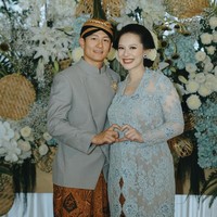Foto Mitoni 7 Bulanan Istri Pembalap Rio Haryanto, Anggun Berkebaya Baby Blue