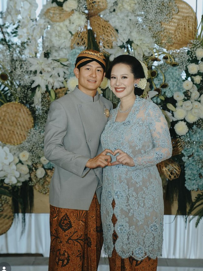 Foto Mitoni 7 Bulanan Istri Pembalap Rio Haryanto, Anggun Berkebaya Baby Blue