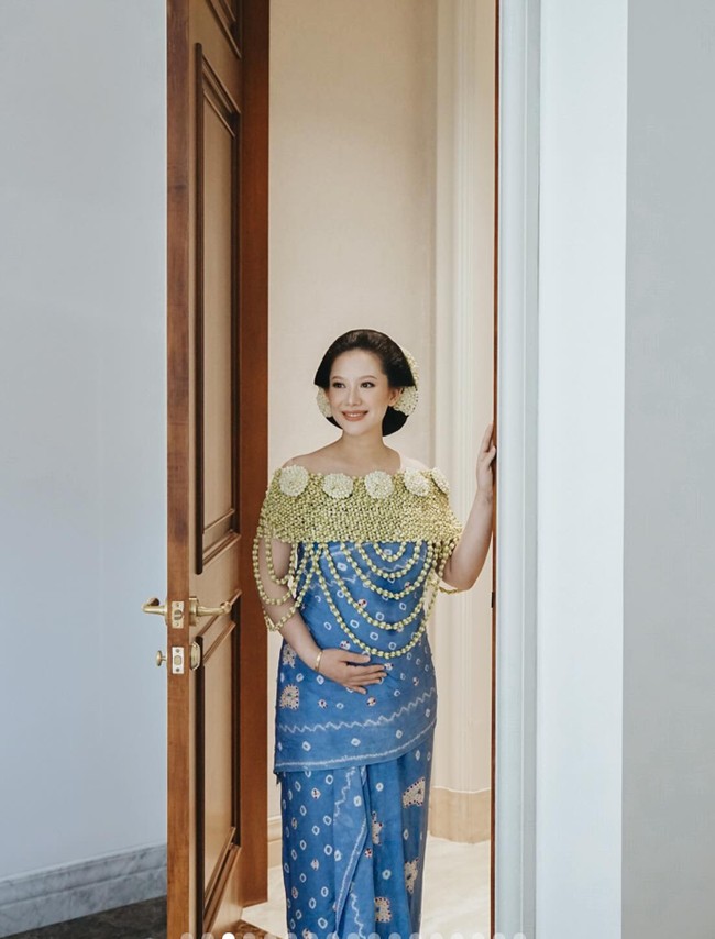 Di acara siraman, Athina tampil mengenakan dress kain jumputan berwarna biru muda. Penampilannya dilengkapi dengan cape ronce melati. Foto: Instagram/@rvsdphoto