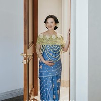 Di acara siraman, Athina tampil mengenakan dress kain jumputan berwarna biru muda. Penampilannya dilengkapi dengan cape ronce melati. Foto: Instagram/@rvsdphoto