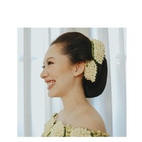 Menambah keanggunan dan nuansa adat, rambut Athina terlihat rapi tersanggul. Sanggul tersebut dipercantik dengan rangkaian bunga melati. Foto: Instagram/@rvsdphoto