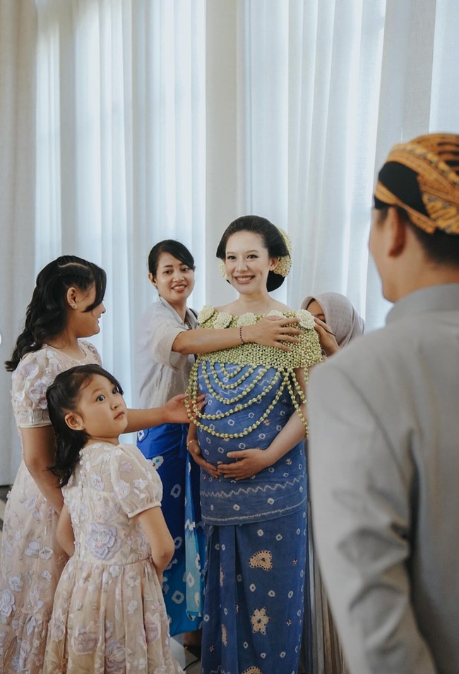 Memasuki usia kehamilan 7 bulan, baby bump di perut Athina semakin jelas terlihat, membuat pesona calon ibu baru itu makin terpancar. Foto: Instagram/@rvsdphoto