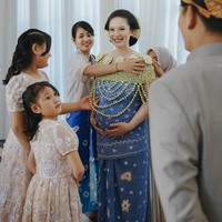 Memasuki usia kehamilan 7 bulan, baby bump di perut Athina semakin jelas terlihat, membuat pesona calon ibu baru itu makin terpancar. Foto: Instagram/@rvsdphoto