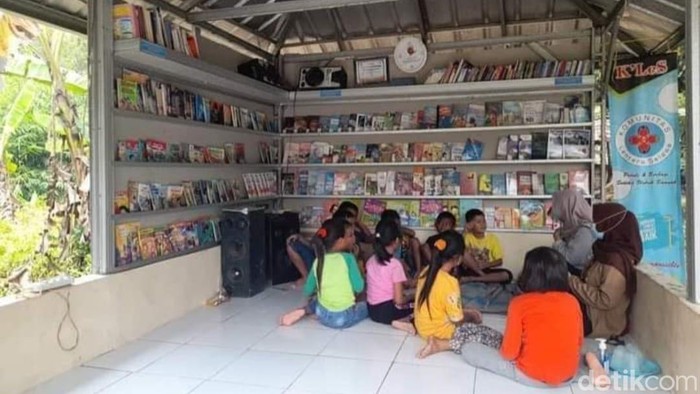 Aktivitas anak-anak di poskamling Blok Como, Desa Pilangsari, Kecamatan Jatibarang, Kabupaten Indramayu.