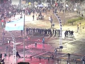 Video: Argentina Gagal Juara Piala Dunia, Fansnya Rusuh di Buenos Aires