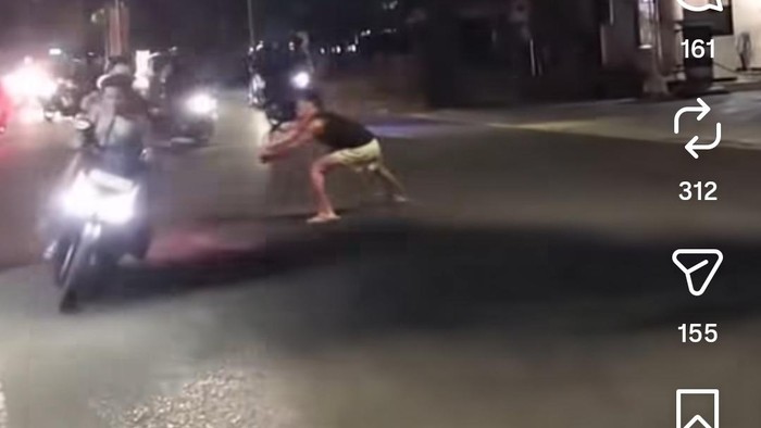 Warga yang membubarkan aksi balap liar di Kelurahan Berkoh, Kecamatan Purwokerto Selatan, Kabupaten Banyumas.
