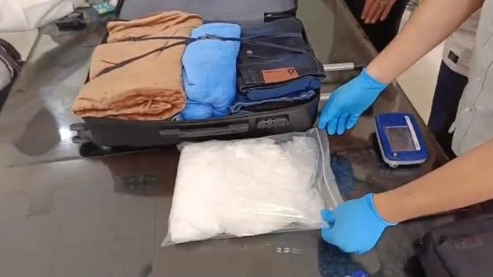 Barang bukti 2 kg sabu yang ditemukan di koper penumpang Bandara Sultan Thaha Jambi