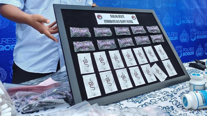 Barang bukti etomidate dan happy water diungkap Polres Bogor. (Sholihin/detikcom)