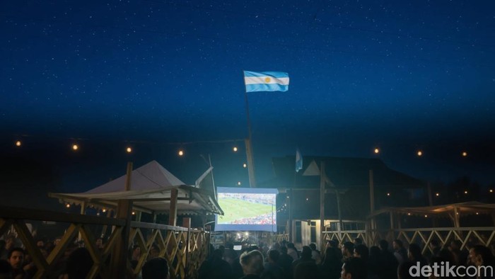 Bendera Argentina di acara nobar di Kotawaringin Barat harus diturunkan karena kalah dari Spanyol.
